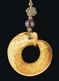 18TH CENTURY AN IVORY ‘DRAGON’ PENDANT